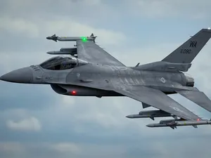 fighter jet f-16 falcon