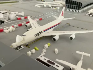 1:400 Boeing 747-8F Interactive Model 